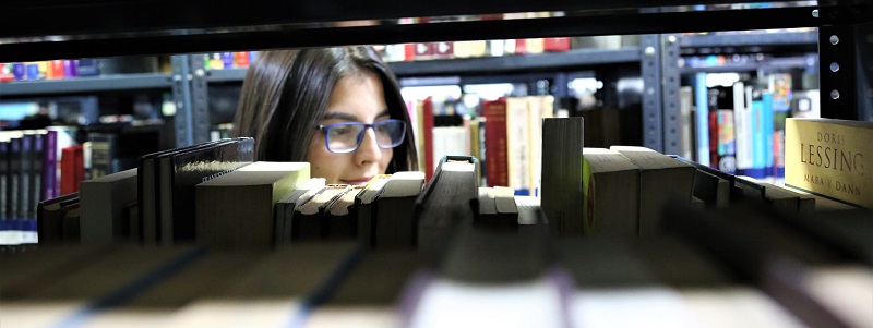 Imagen Lina Cardona en la biblioteca de Unibagué